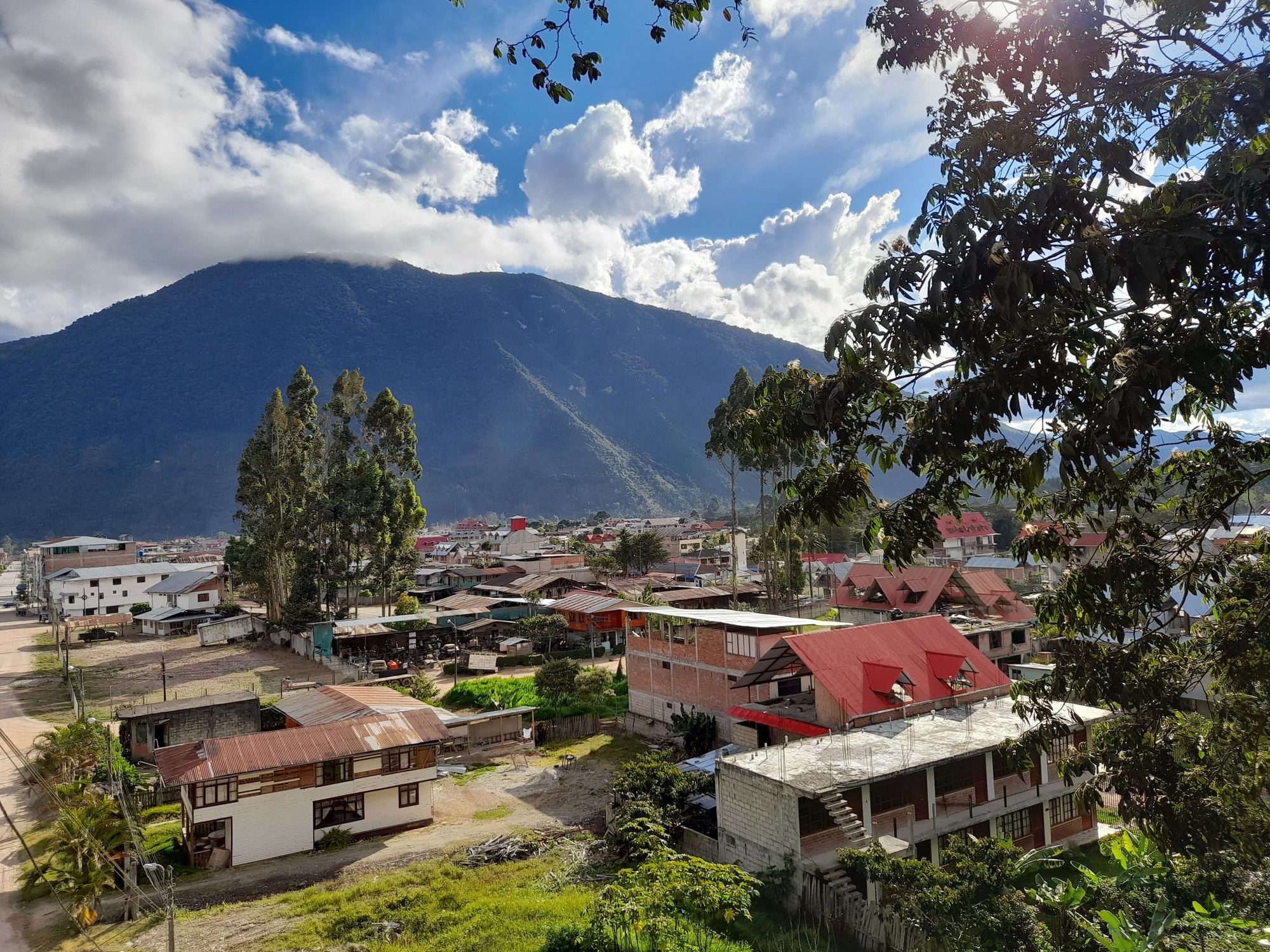 Vista panorámica de la ciudad de Oxapampa rodeada de cerros y bosque nublado, Pasco